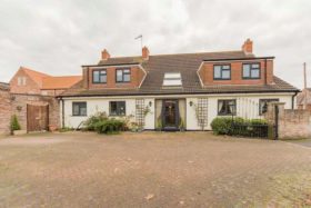 5 bedroom Detached f...